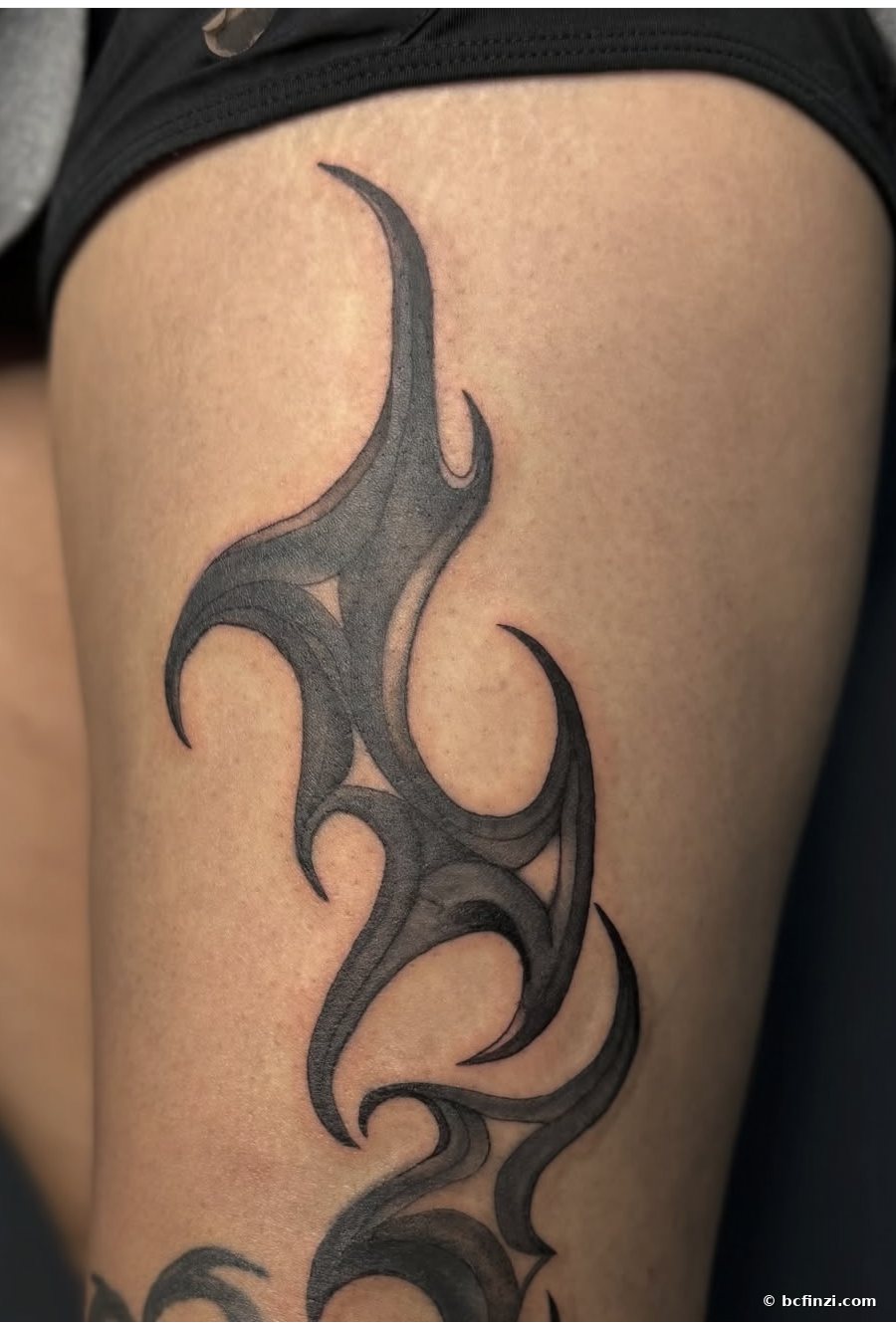 Neo-tribal thigh — neo-tribal tattoo — on the thigh — by Bianca Finzi, Austin TX